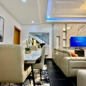 Eazy Five Bedroom Short-let Apartment